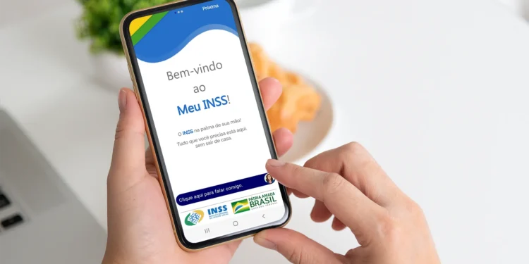 Pessoa acessando o aplicativo Meu INSS no celular para consultar benefícios e serviços previdenciários.