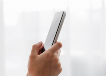 Imagem de uma pessoa consultando o Poupatempo no celular