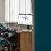 Pessoa em cadeira de rodas trabalhando em frente ao computador, acessando informações em um site.