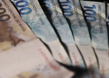 Notificação sobre o saque-aniversário do FGTS, destacando as novas datas de pagamento para trabalhadores nascidos em março.