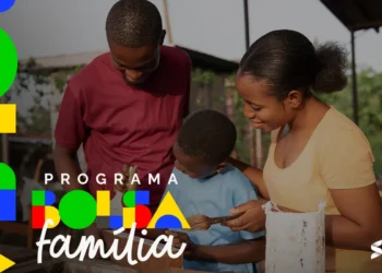 Família aproveitando o momento juntos, simbolizando os benefícios do Programa Bolsa Família.
