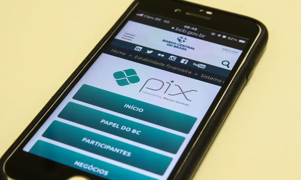 Smartphone exibindo a página oficial do Pix no site do Banco Central do Brasil.