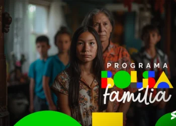 Um retrato de família com expressão séria, representando as mudanças no programa Bolsa Família, com crianças e idosas em foco.