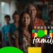 Um retrato de família com expressão séria, representando as mudanças no programa Bolsa Família, com crianças e idosas em foco.