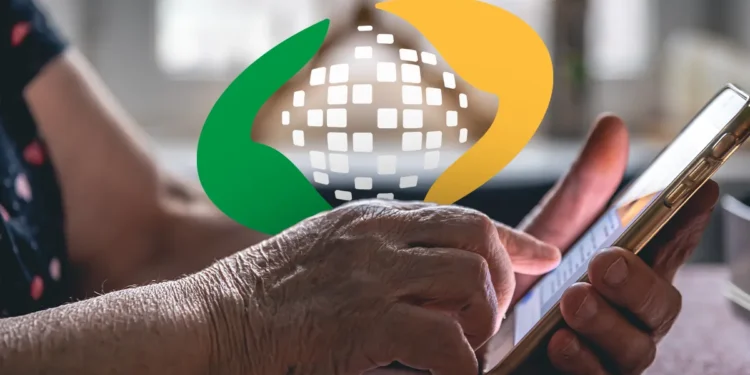 Idoso usando celular com logo de assistência social ao fundo, representando acesso a benefícios e serviços.