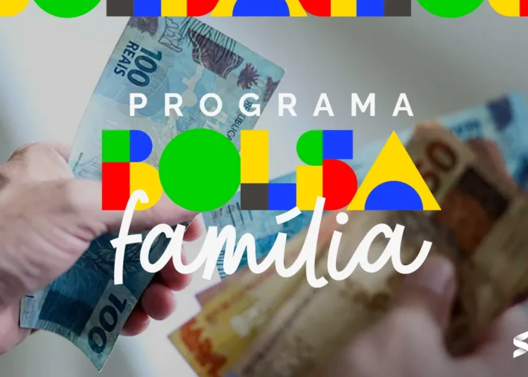 Mãos segurando cédulas de reais com destaque para o programa Bolsa Família.