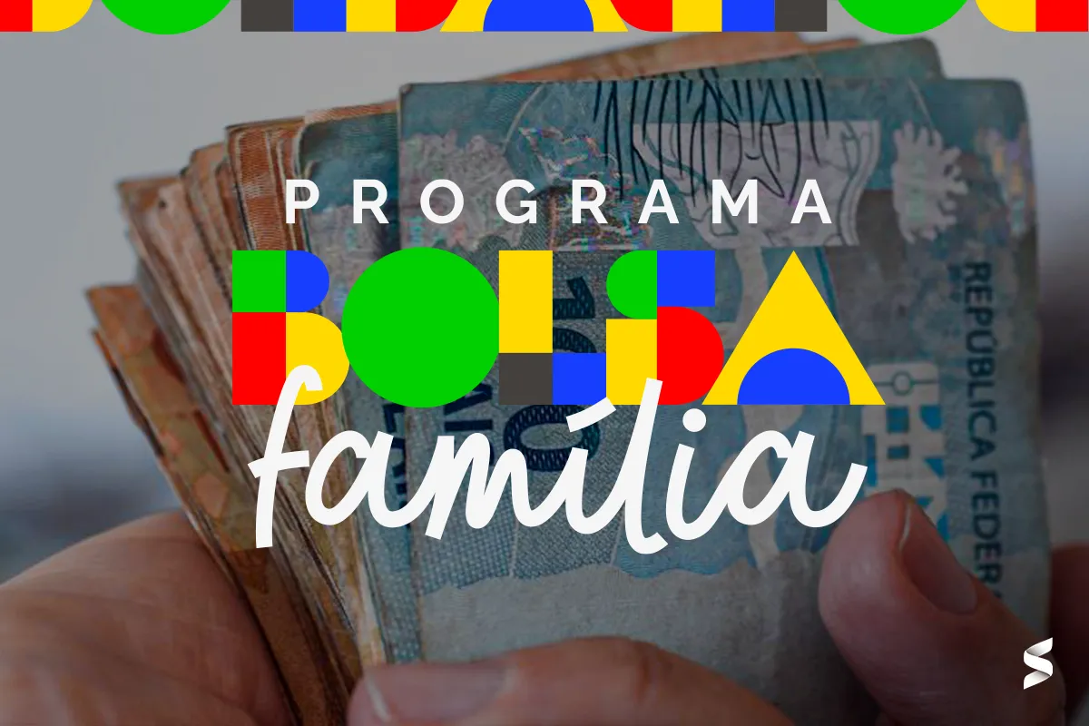 Mãos segurando notas de dinheiro com o logotipo do Bolsa Família em destaque.