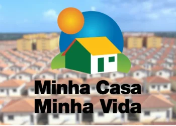 Logo do programa Minha Casa Minha Vida sobre um fundo desfocado de casas.