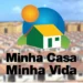 Logo do programa Minha Casa Minha Vida sobre um fundo desfocado de casas.