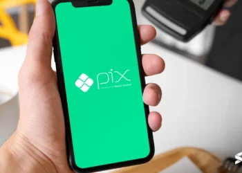 Tela de celular exibindo o aplicativo Pix com uma máquina de pagamento ao fundo.