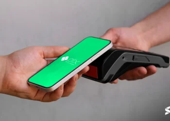 Pessoa realizando pagamento com PIX em um terminal de pagamento eletrônico.