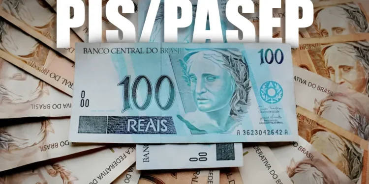 Notas de dinheiro espalhadas com destaque para uma cédula de R$ 100, representando o pagamento do PIS/Pasep 2025.