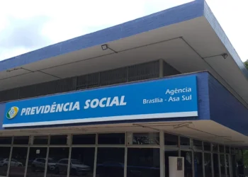 Agência da Previdência Social em Brasília, na Asa Sul, com fachada visível.