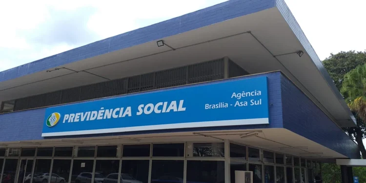 Agência da Previdência Social em Brasília, na Asa Sul, com fachada visível.