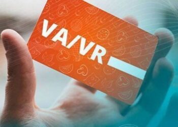 Imagem de um cartão de Vale-Alimentação sendo segurado por uma mão, com destaque para a inscrição 'VA/VR'.