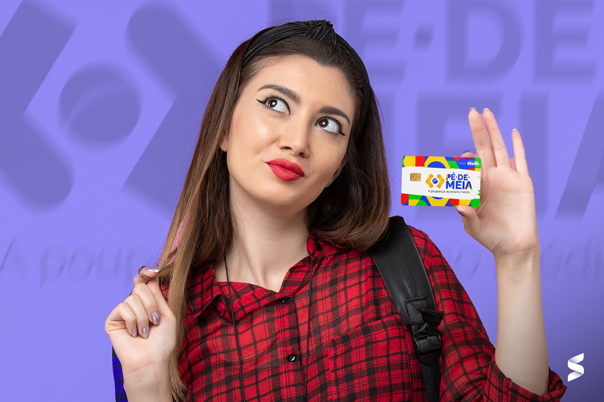 Estudante sorridente com cadernos na mão ao lado do logotipo do programa Pé-de-Meia