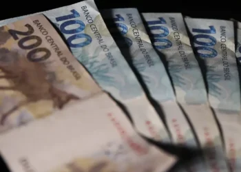 Cédulas de 100 e 200 reais representando valores a serem sacados do Fundo PIS/Pasep