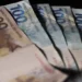 Cédulas de 100 e 200 reais representando valores a serem sacados do Fundo PIS/Pasep