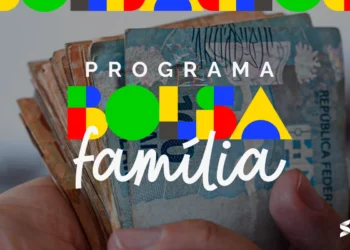"Imagem com cédulas de dinheiro e o texto 'Programa Bolsa Família' sobreposto, destacando os pagamentos do programa."