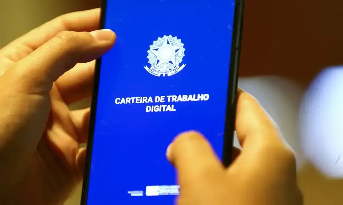 Pessoa usando a Carteira de Trabalho Digital no celular, representando a consulta do PIS/Pasep