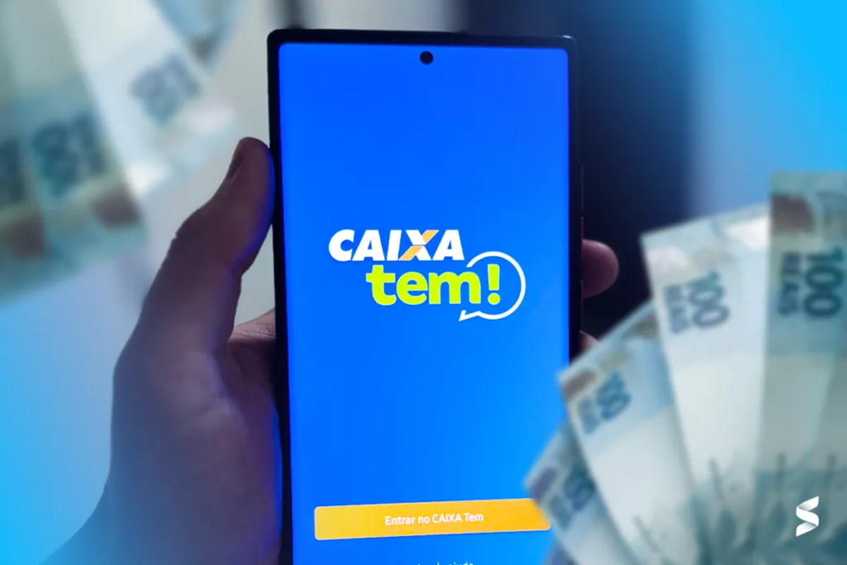 Pessoa usando o aplicativo Caixa Tem no celular, com cédulas de 100 reais em mãos, representando o processo de bloqueio da conta