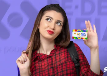 Estudante com o cartão do Pé-de-Meia, ilustrando os pagamentos do programa que seguem até 30 de abril