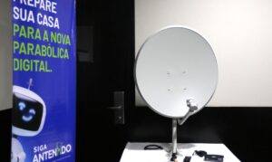 Banner informativo sobre a nova parabólica digital e o kit necessário para a transição do sinal.