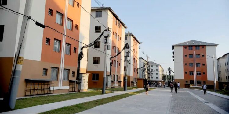Conjunto habitacional com prédios do programa Minha Casa, Minha Vida, representando o novo ciclo de moradias no Brasil