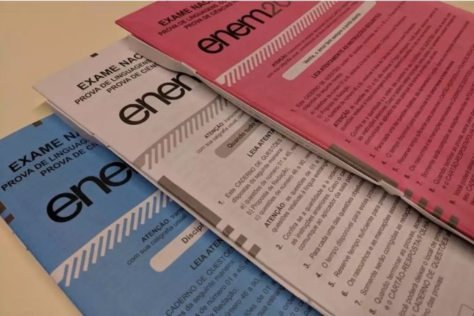  Cadernos de prova do Enem 2025 com capas coloridas organizados sobre a mesa