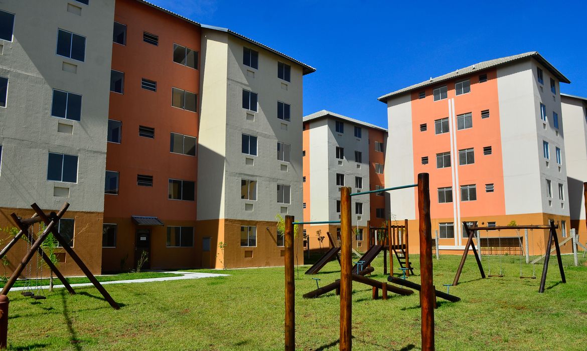 Conjunto de prédios residenciais do Minha Casa, Minha Vida com área de lazer e playground para crianças