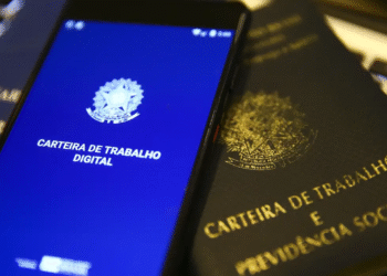 Imagem da Carteira de Trabalho Digital e a versão física, simbolizando os direitos trabalhistas, incluindo o reajuste do dissídio de 2025