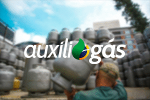 Homem carregando botijão de gás com logotipo do programa Auxílio Gás em destaque