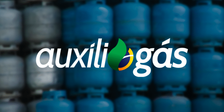 Diversos botijões de gás empilhados em uma área externa, reforçando o tema do Auxílio Gás.