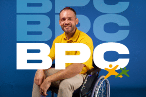 Homem sorridente em cadeira de rodas, representando pessoas com deficiências que podem receber o BPC/LOAS em 2025.