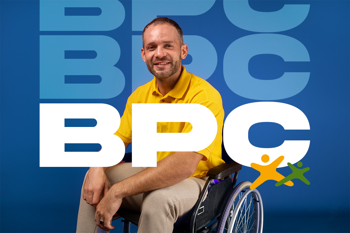 Pessoa sorrindo em cadeira de rodas, representando o BPC, benefício que começa a ser pago nesta semana.