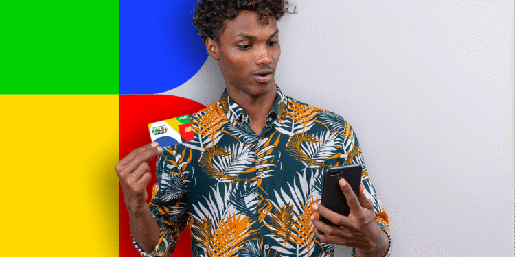 Homem segurando cartão do Bolsa Família e olhando surpreso para o celular, com fundo colorido