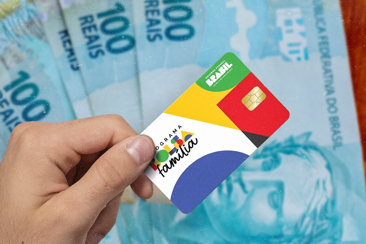 Cartão do programa Bolsa Família sendo segurado, com cédulas de R$ 100 ao fundo.