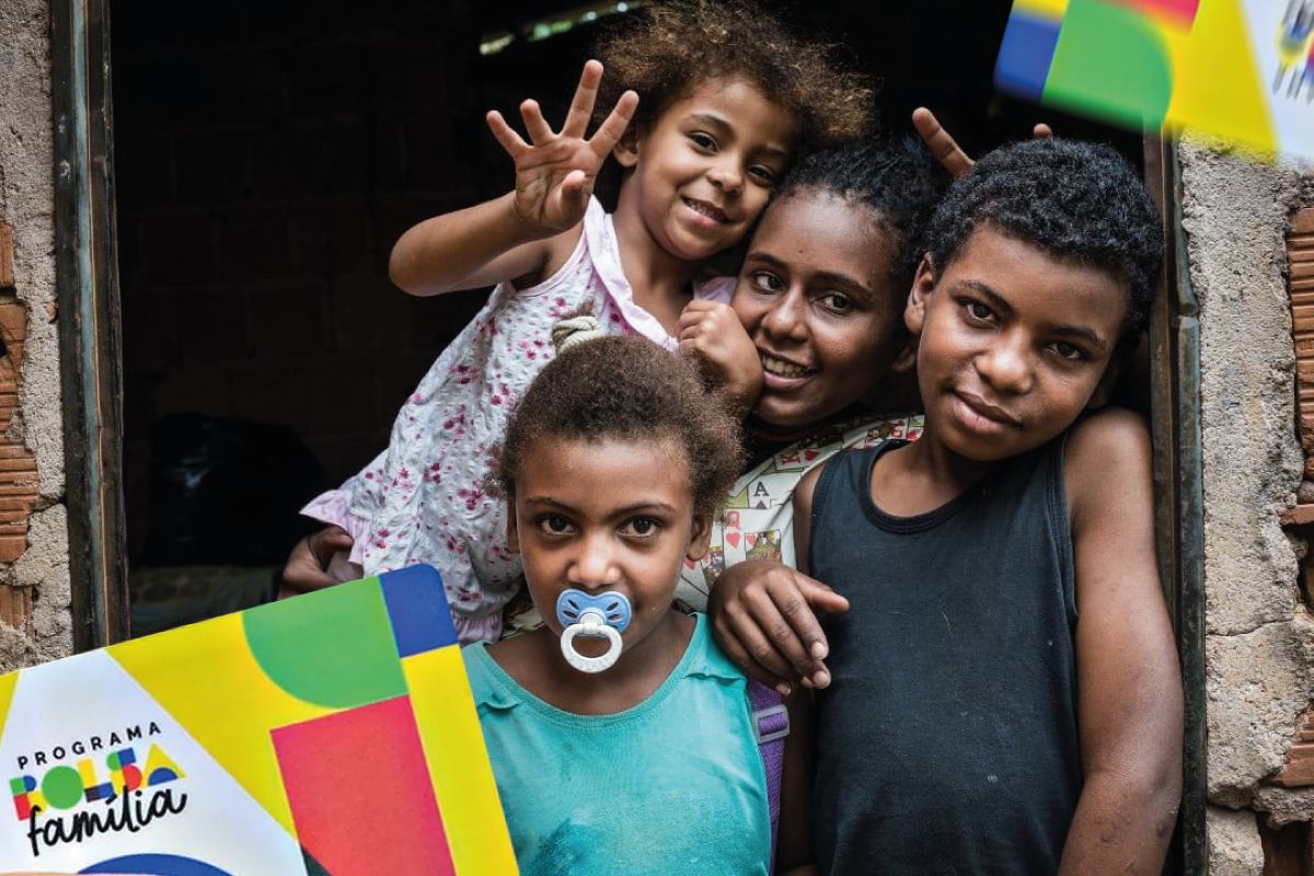 Família feliz com o cartão do Bolsa Família