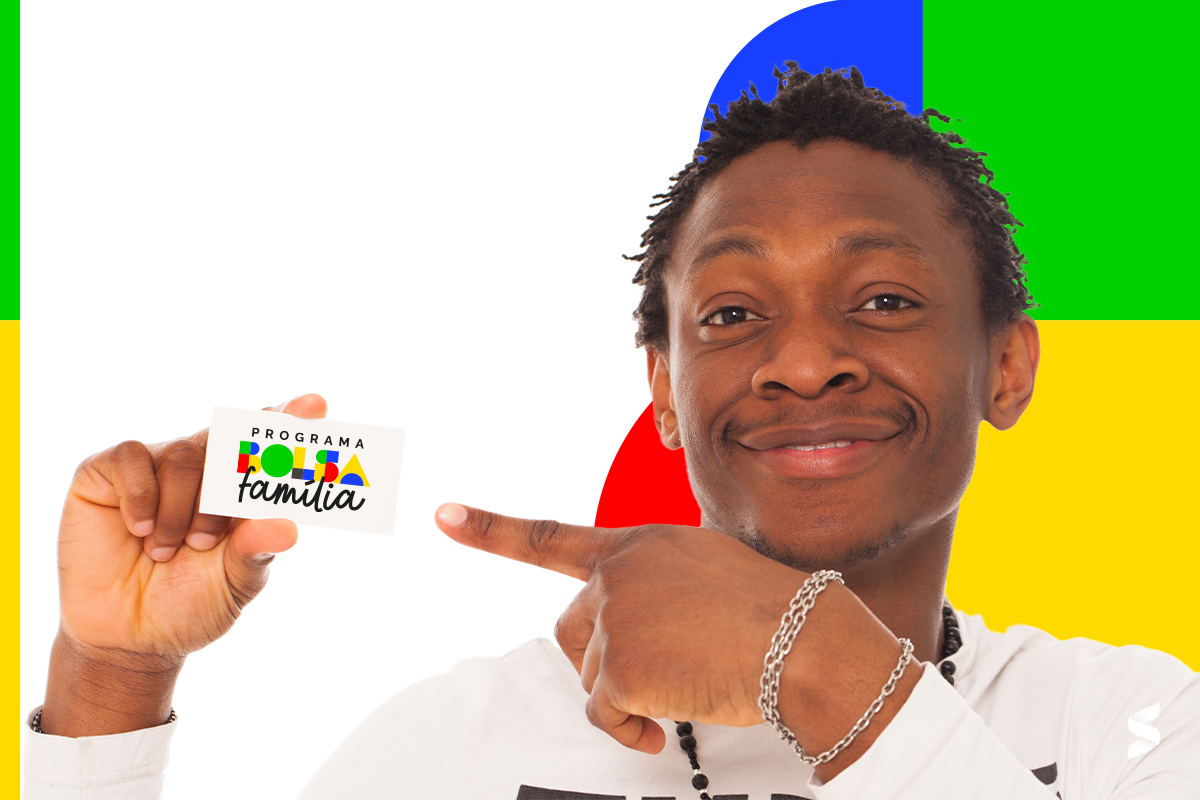 Homem sorridente segurando cartão do Bolsa Família com fundo colorido.