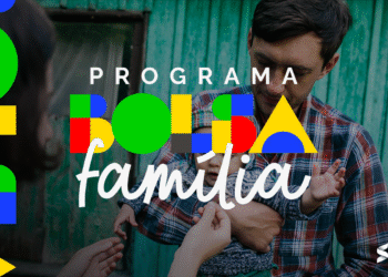 Família recebendo o Bolsa Família com bebê no colo, mostrando união e cuidado.