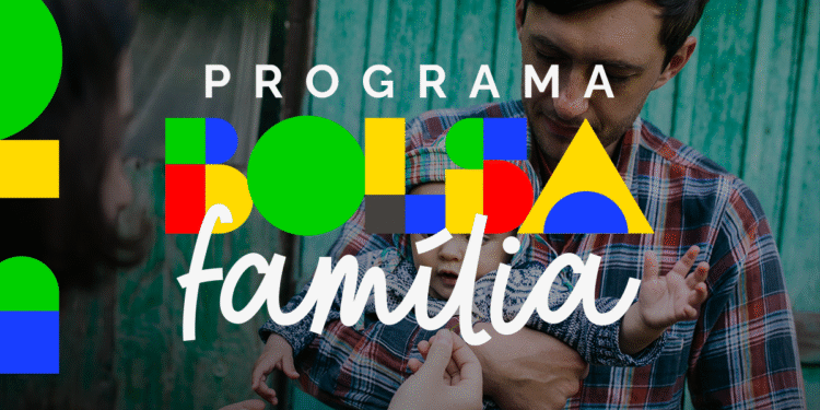 Família recebendo o Bolsa Família com bebê no colo, mostrando união e cuidado.