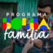 Família recebendo o Bolsa Família com bebê no colo, mostrando união e cuidado.