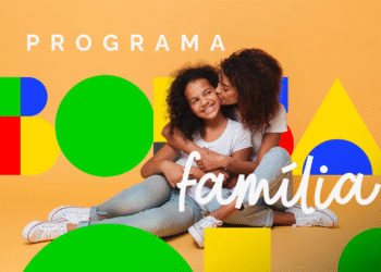 Mãe jovem abraça a filha sorridente com fundo colorido do Programa Bolsa Família.