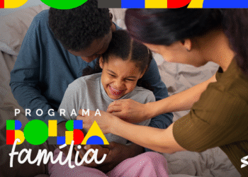 Família sorridente interagindo de forma carinhosa, representando o impacto positivo do Bolsa Família na vida das pessoas.