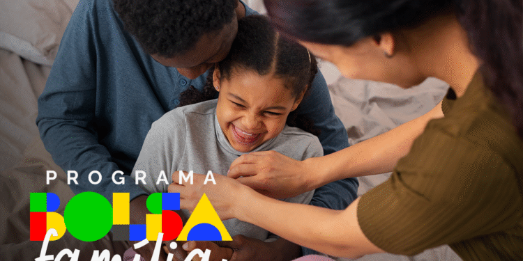 Família sorridente interagindo de forma carinhosa, representando o impacto positivo do Bolsa Família na vida das pessoas.