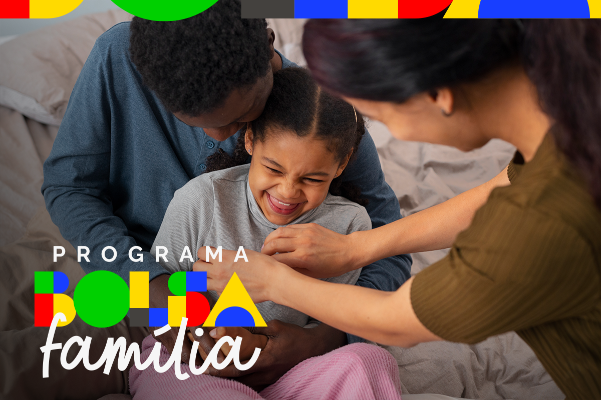 Família sorridente com criança pequena e logo do Bolsa Família