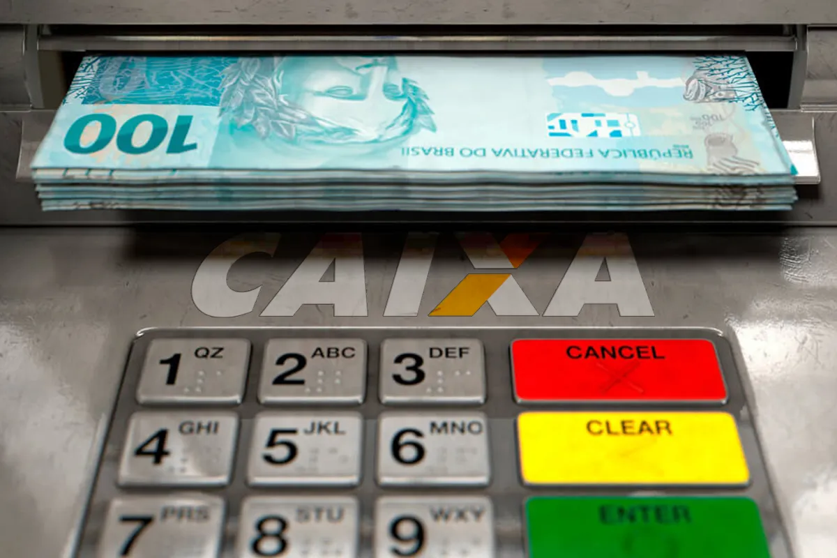 Cédulas de R$100 sendo retiradas de caixa eletrônico da CAIXA, representando o valor do abono salarial de 2025.
