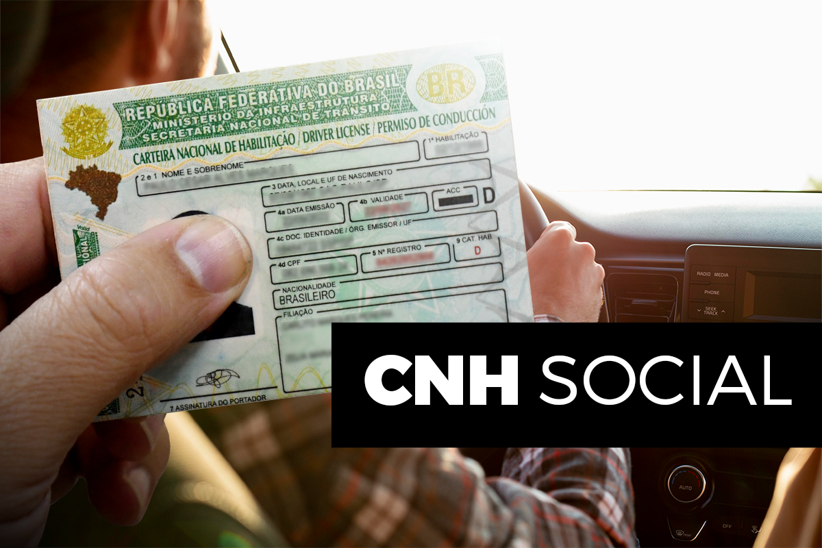 Pessoa segurando CNH enquanto conversa com outra dentro do carro.