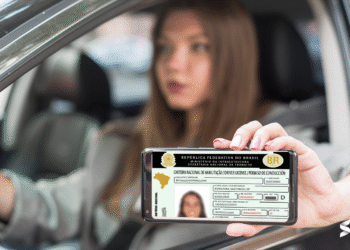 Motorista mostrando CNH digital na tela do celular, destacando a carteira nacional de habilitação.