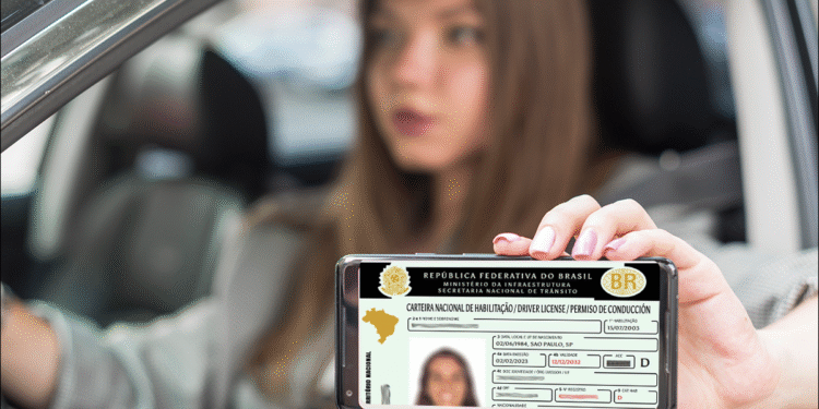 Motorista mostrando CNH digital na tela do celular, destacando a carteira nacional de habilitação.